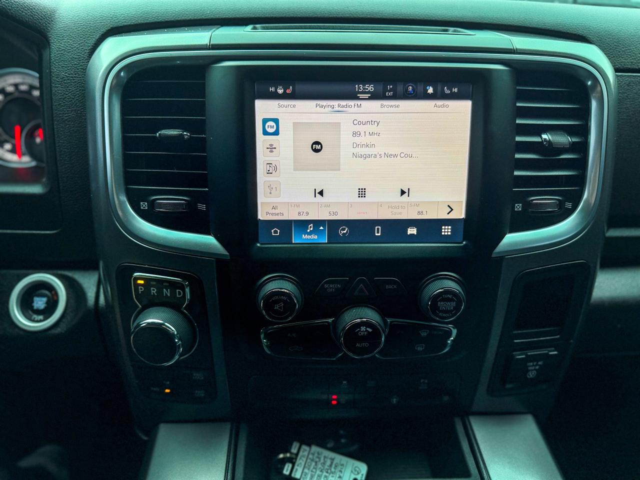 2022 RAM 1500 Classic SLT-4X4/CREW CAB/REMOTE/CAMERA/FULL SERVICE RECORD Photo