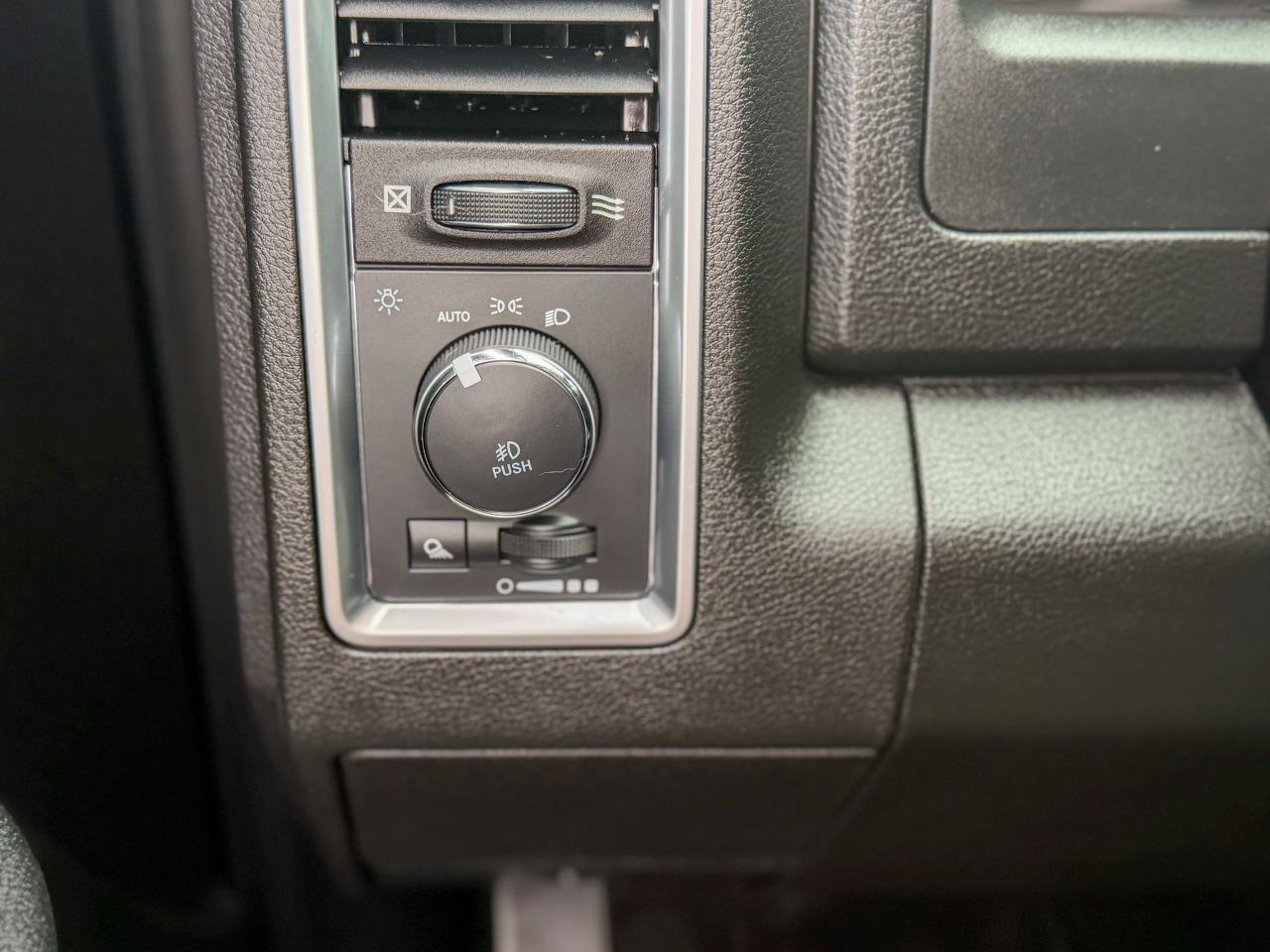 2022 RAM 1500 Classic SLT-4X4/CREW CAB/REMOTE/CAMERA/FULL SERVICE RECORD Photo