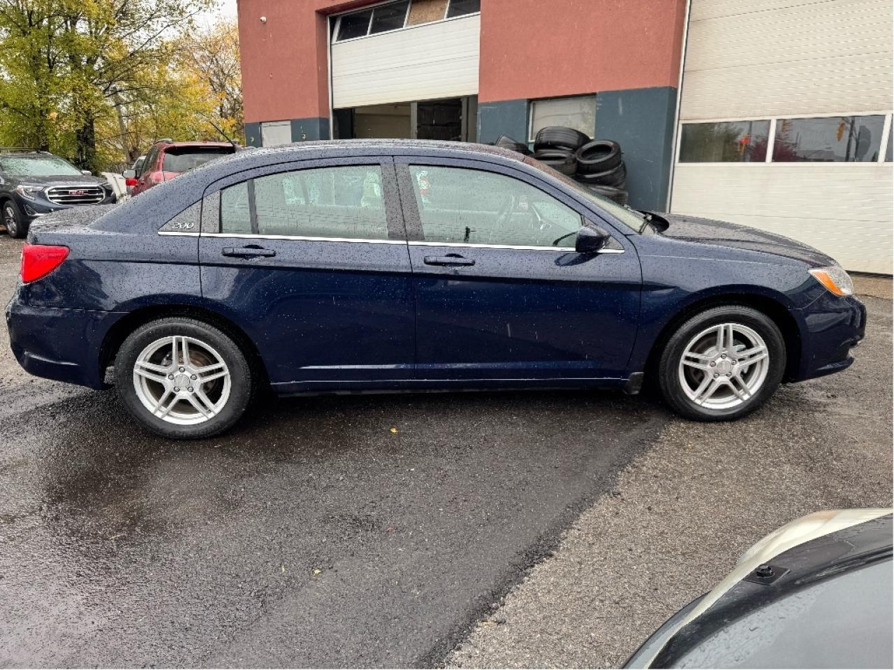 2013 Chrysler 200 LX Photo