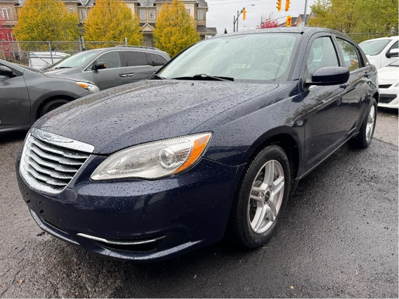 2013 Chrysler 200 LX Photo2