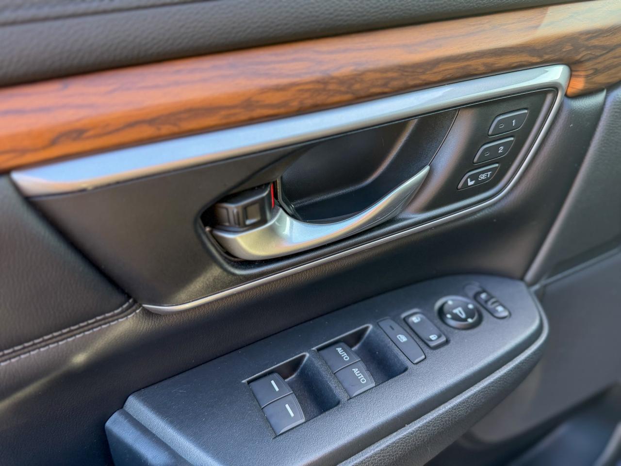 2017 Honda CR-V Touring-AWD/NAVI/LOW KM/BSM/ACC/PANO/REMOTE/CAMERA Photo