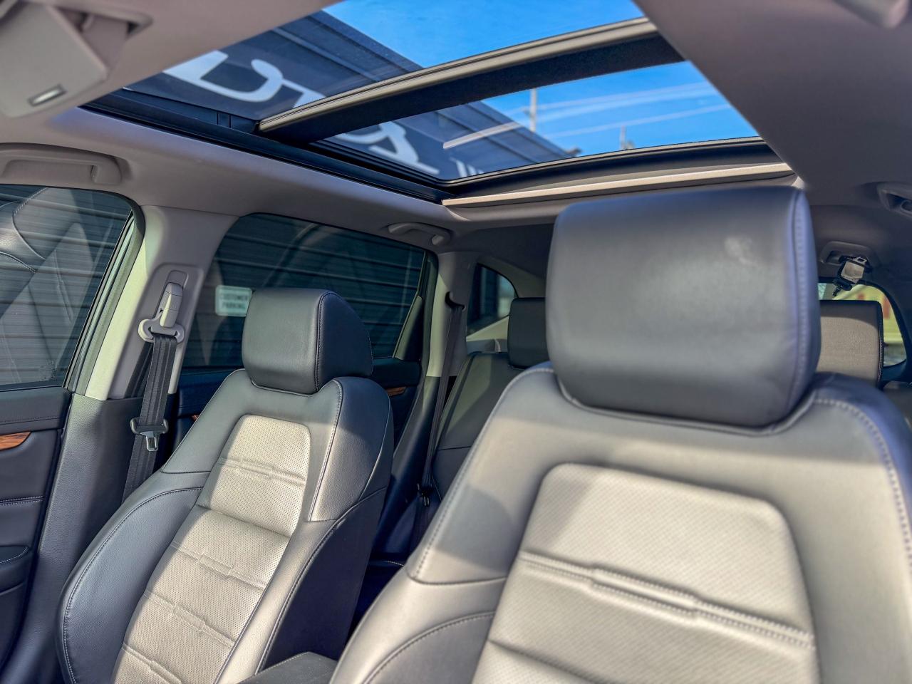 2017 Honda CR-V Touring-AWD/NAVI/LOW KM/BSM/ACC/PANO/REMOTE/CAMERA Photo