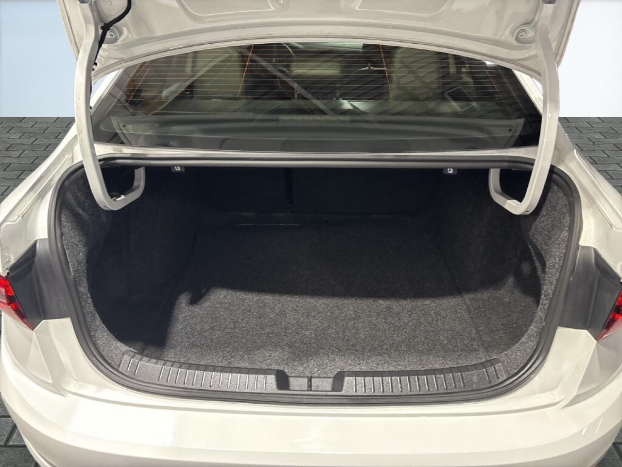 2021 Volkswagen Jetta Highline R Line / Leather / NAVI / Sunroof / Back Photo