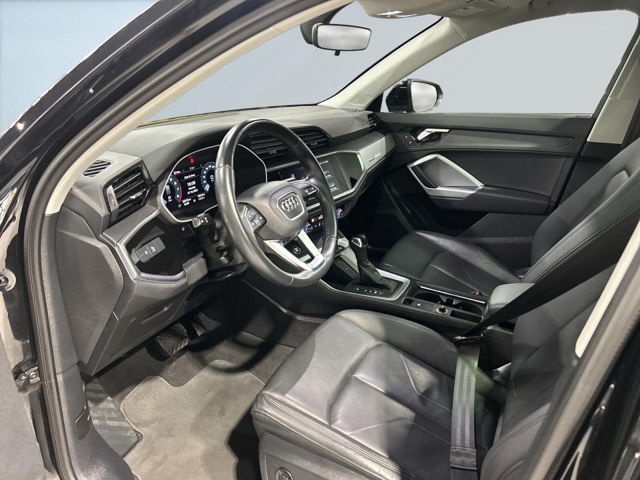 2022 Audi Q3 Komfort I quattro / Leather / NAVI / Car Play / Su Photo