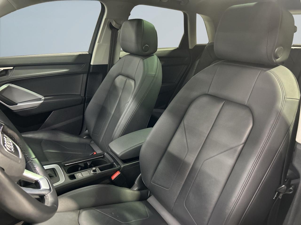 2022 Audi Q3 Komfort I quattro / Leather / NAVI / Car Play / Su Photo
