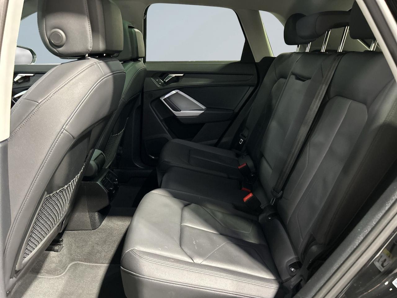 2022 Audi Q3 Komfort I quattro / Leather / NAVI / Car Play / Su Photo