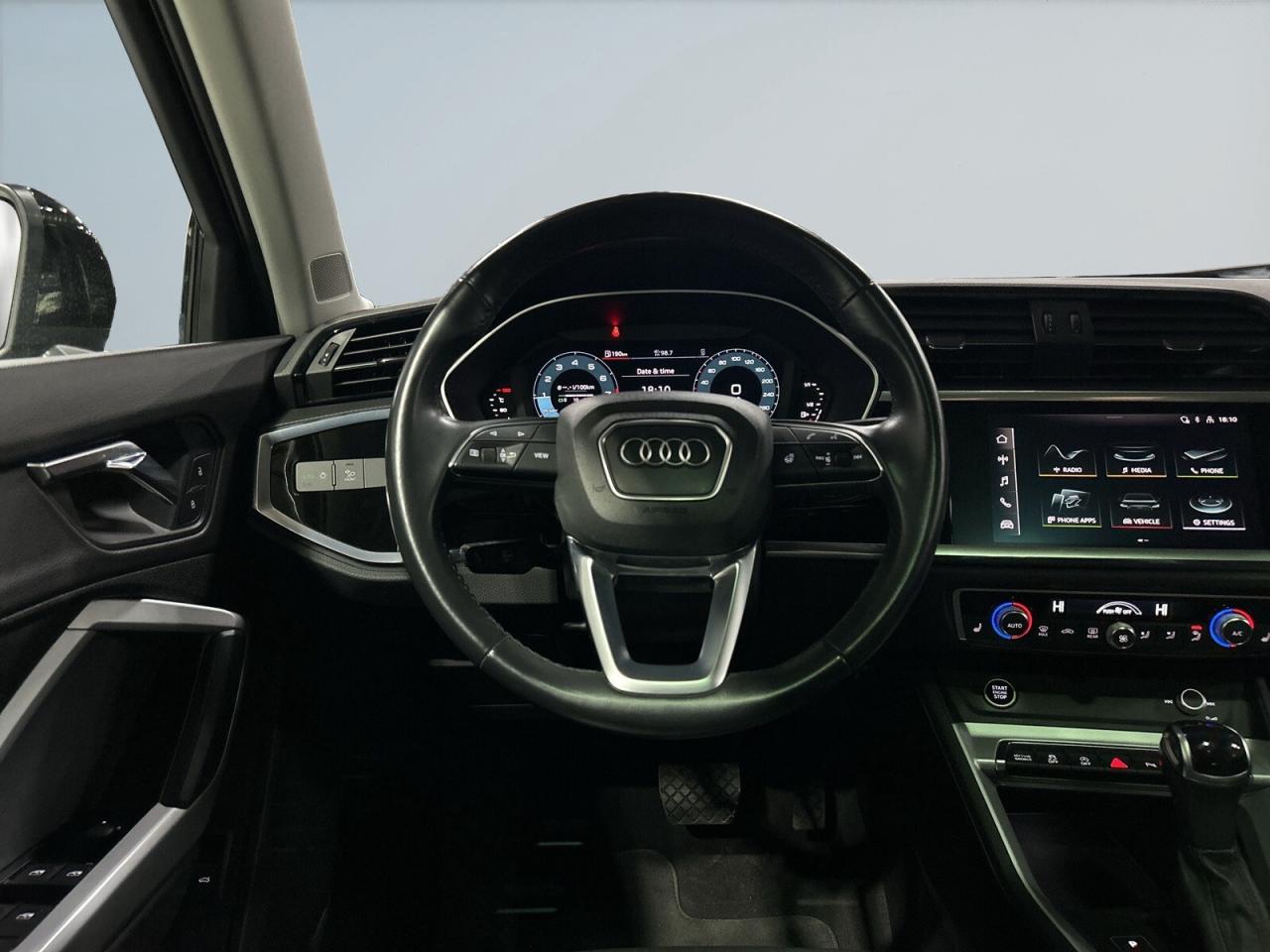 2022 Audi Q3 Komfort I quattro / Leather / NAVI / Car Play / Su Photo