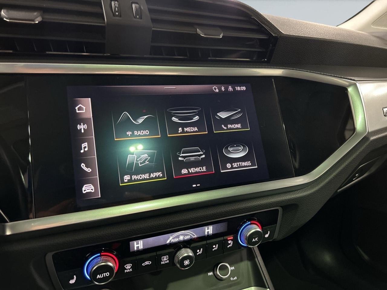 2022 Audi Q3 Komfort I quattro / Leather / NAVI / Car Play / Su Photo