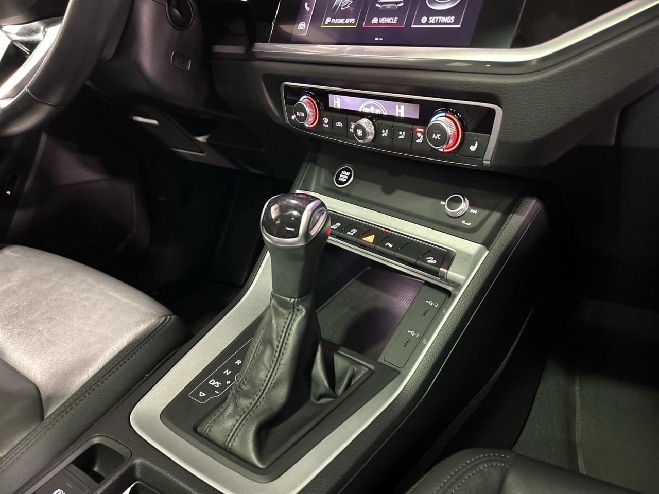 2022 Audi Q3 Komfort I quattro / Leather / NAVI / Car Play / Su Photo