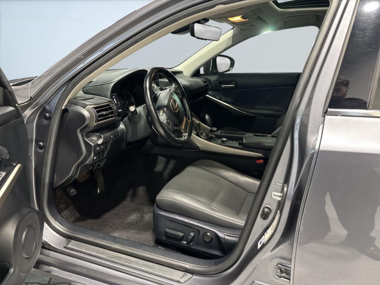 2019 Lexus IS IS 300 AWD / NAVI / Sunroof / Leather / B Cam / An Photo