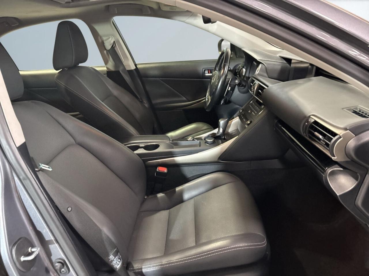 2019 Lexus IS IS 300 AWD / NAVI / Sunroof / Leather / B Cam / An Photo