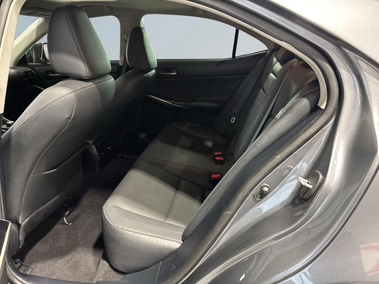 2019 Lexus IS IS 300 AWD / NAVI / Sunroof / Leather / B Cam / An Photo