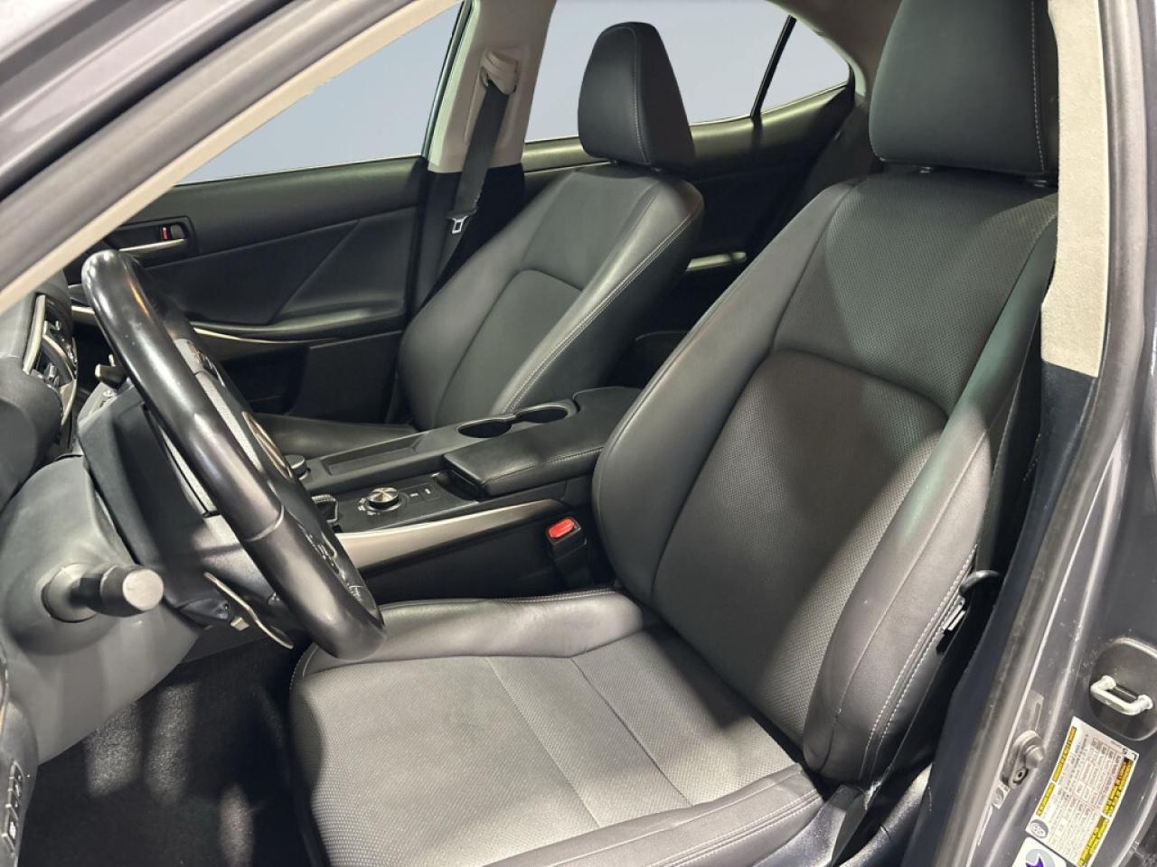 2019 Lexus IS IS 300 AWD / NAVI / Sunroof / Leather / B Cam / An Photo