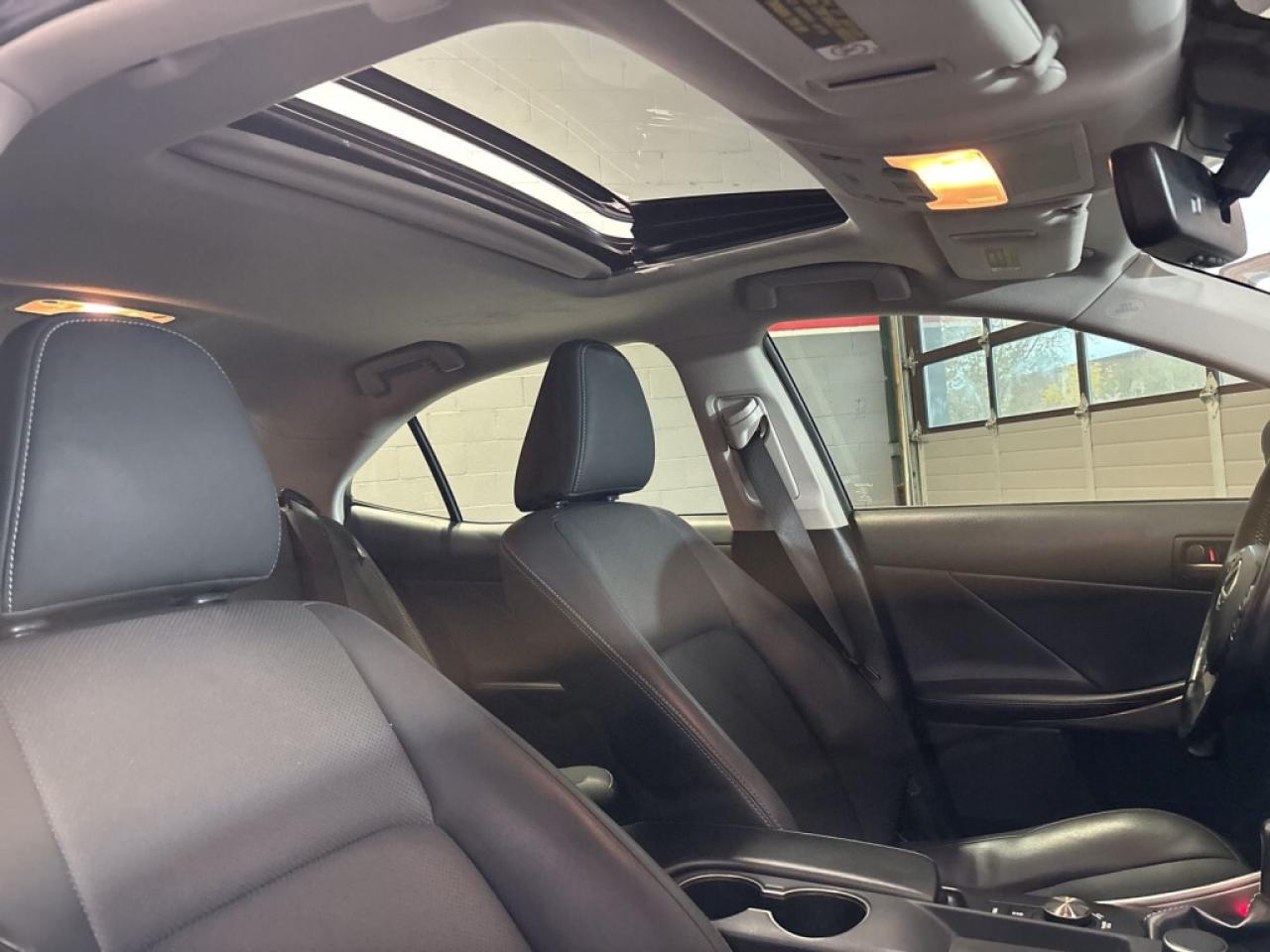 2019 Lexus IS IS 300 AWD / NAVI / Sunroof / Leather / B Cam / An Photo