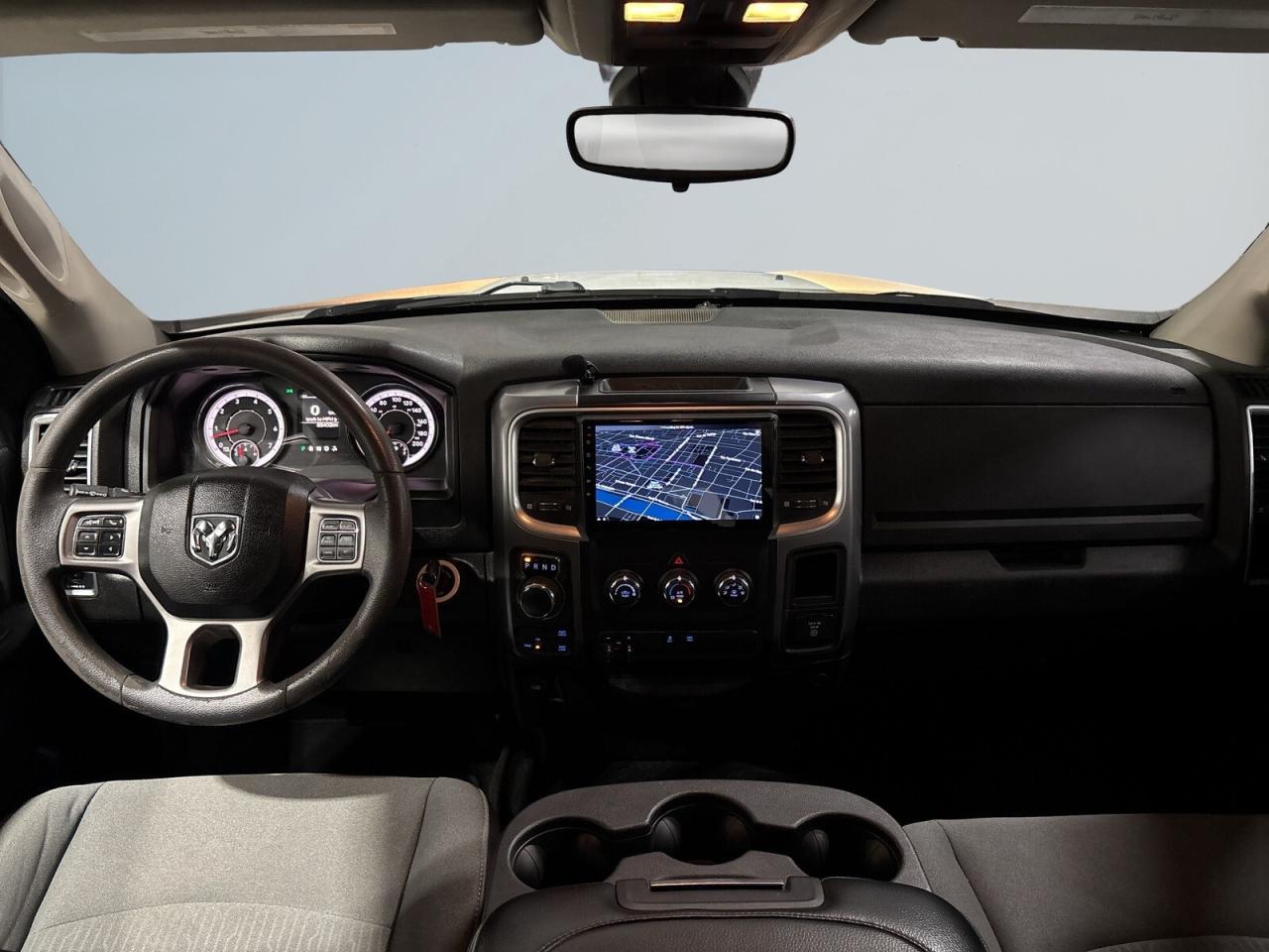 2022 RAM 1500 Classic SLT 4x4 HEMI V8 5.7L / Big Screen / Androi Photo