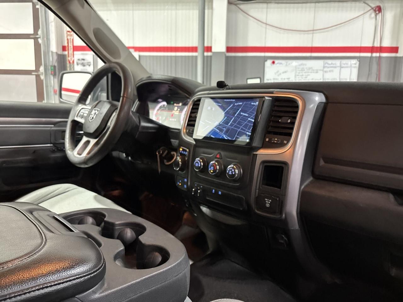 2022 RAM 1500 Classic SLT 4x4 HEMI V8 5.7L / Big Screen / Androi Photo