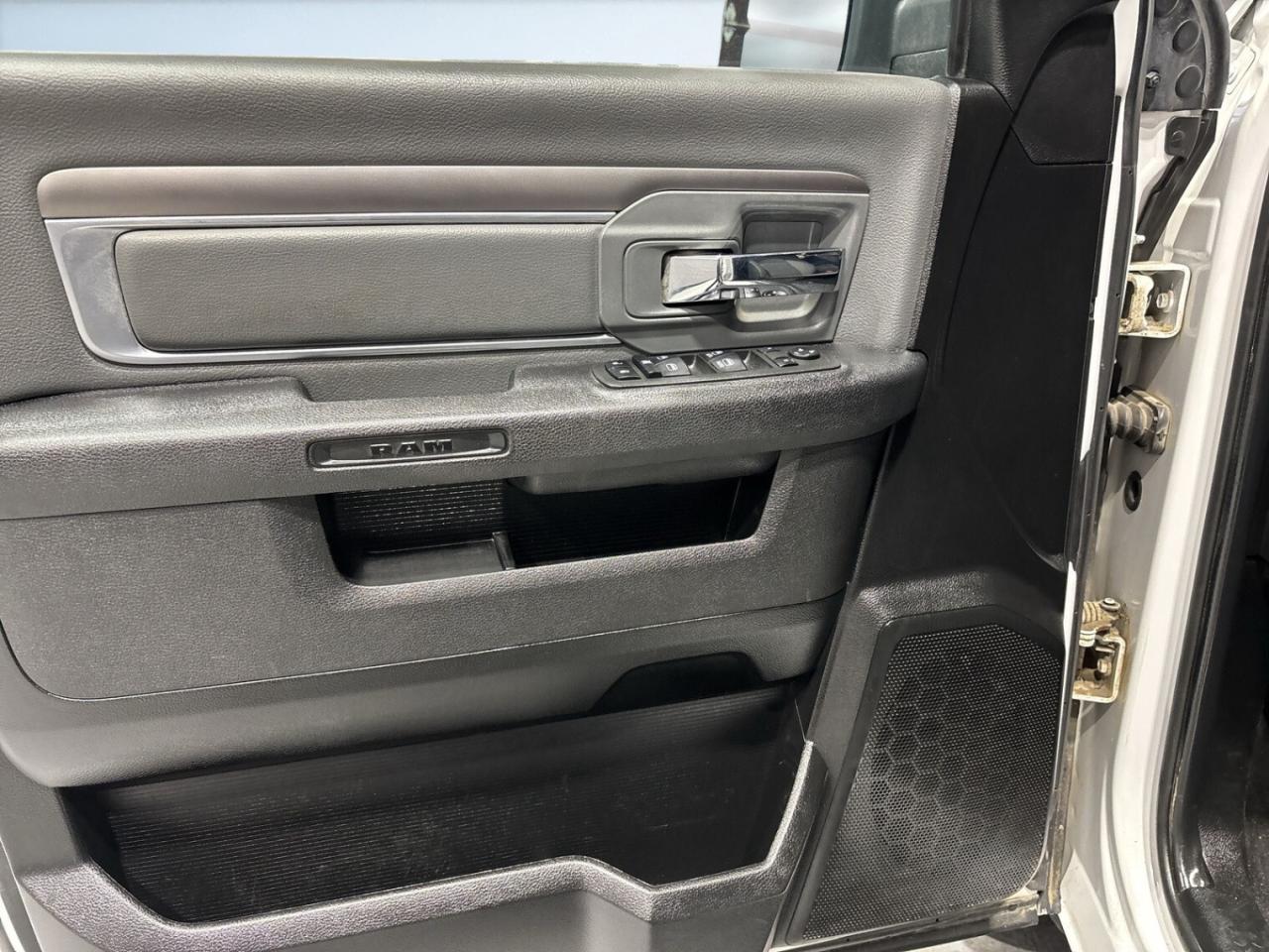 2022 RAM 1500 Classic SLT 4x4 HEMI V8 5.7L / Big Screen / Androi Photo