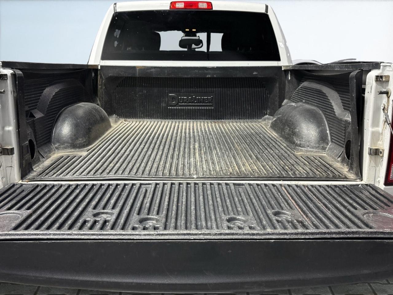 2022 RAM 1500 Classic SLT 4x4 HEMI V8 5.7L / Big Screen / Androi Photo