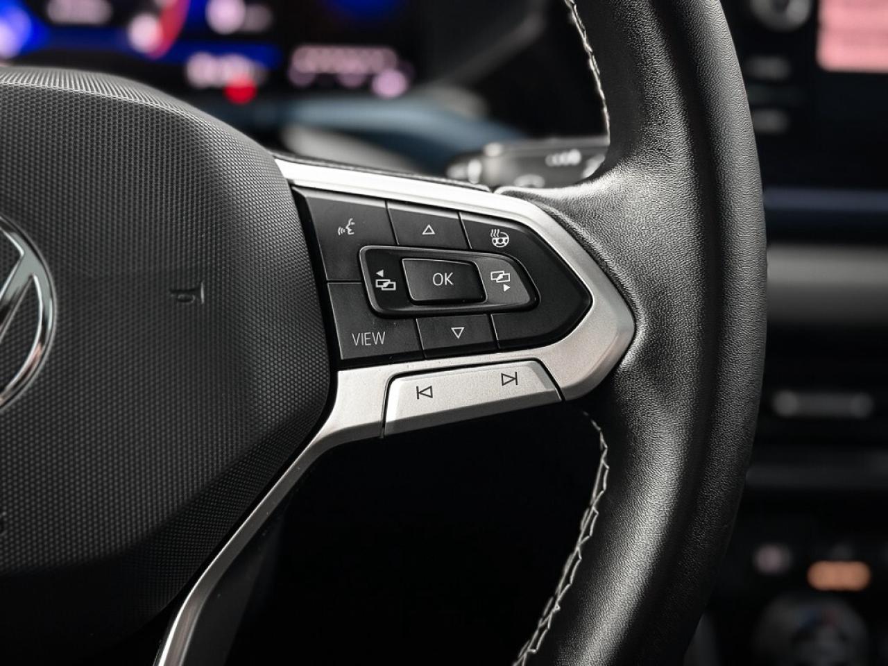 2024 Volkswagen Taos Comfortline   PANO ROOF   HEATED SEATS   CARPLAY Photo