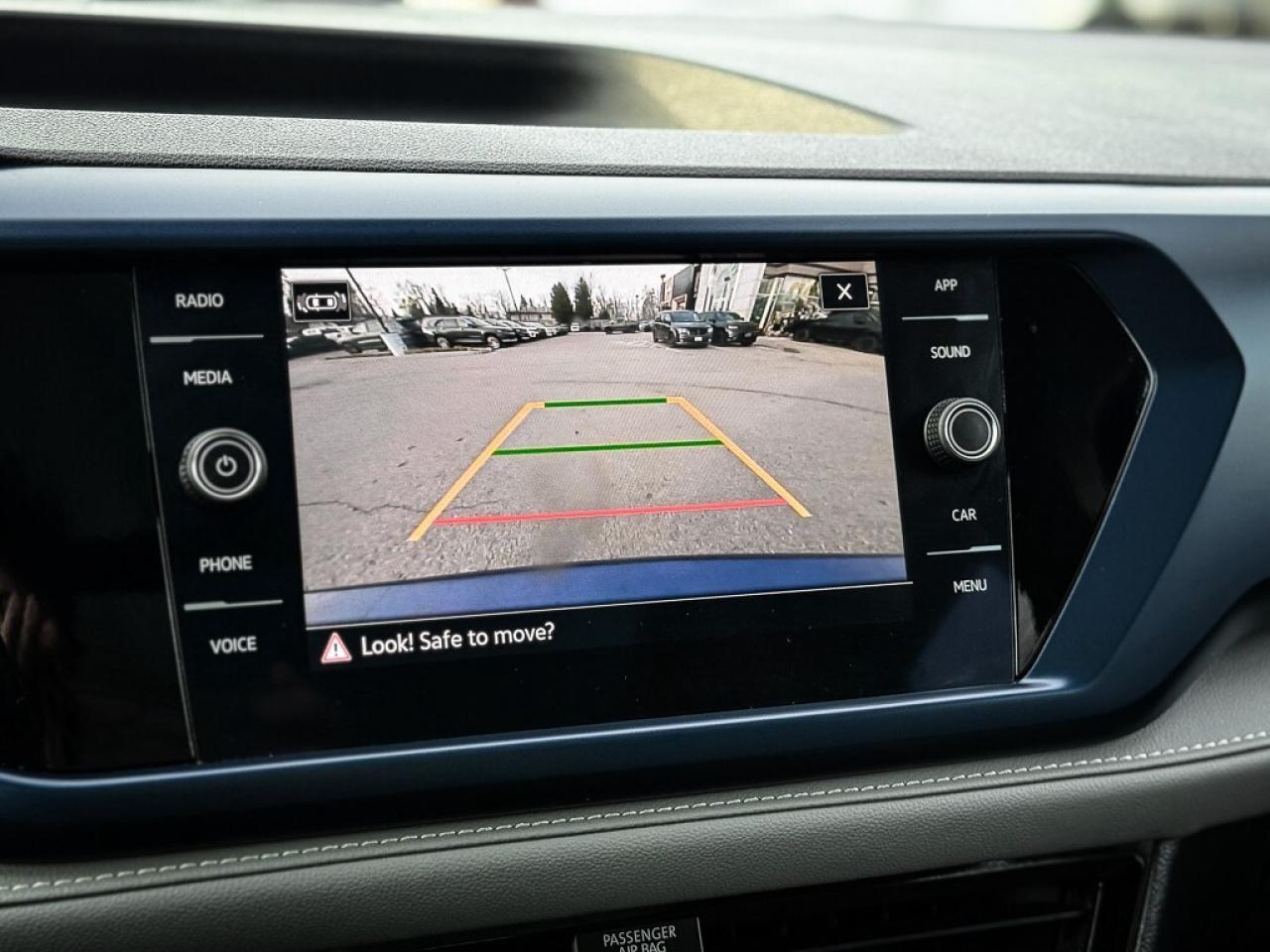 2024 Volkswagen Taos Comfortline   PANO ROOF   HEATED SEATS   CARPLAY Photo