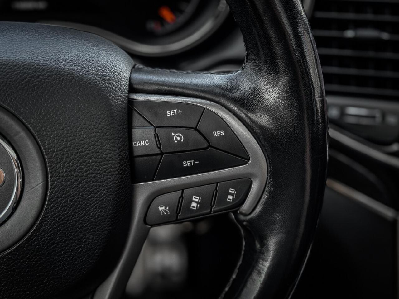 2020 Jeep Grand Cherokee Overland   HIGH ALTITUDE   HEATED/VENTED LEATHER Photo