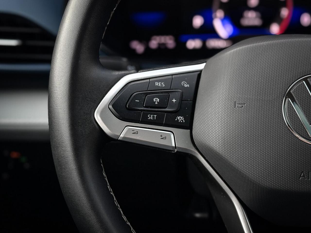 2024 Volkswagen Taos Comfortline   PANO ROOF   HEATED SEATS   CARPLAY Photo