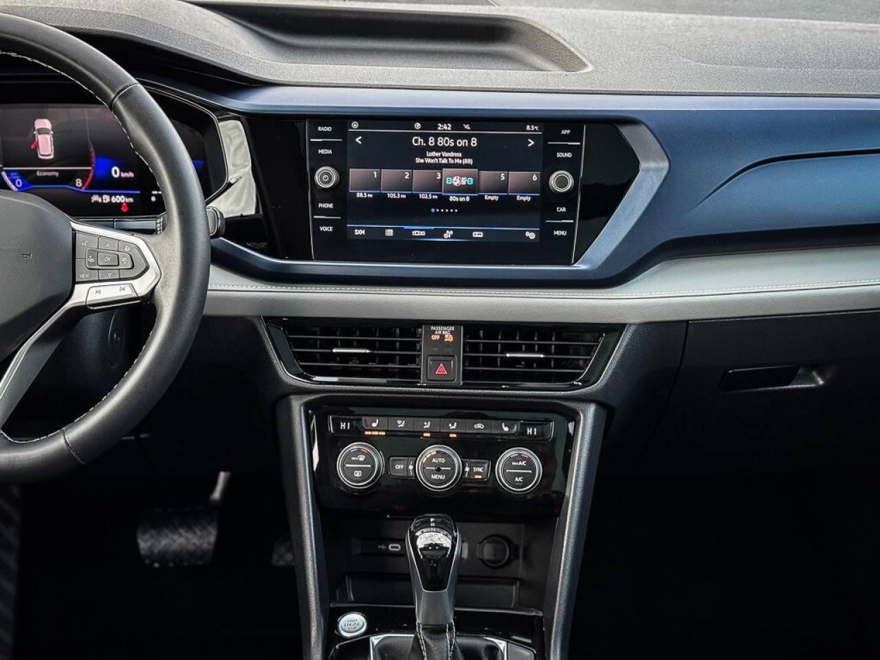 2024 Volkswagen Taos Comfortline   PANO ROOF   HEATED SEATS   CARPLAY Photo