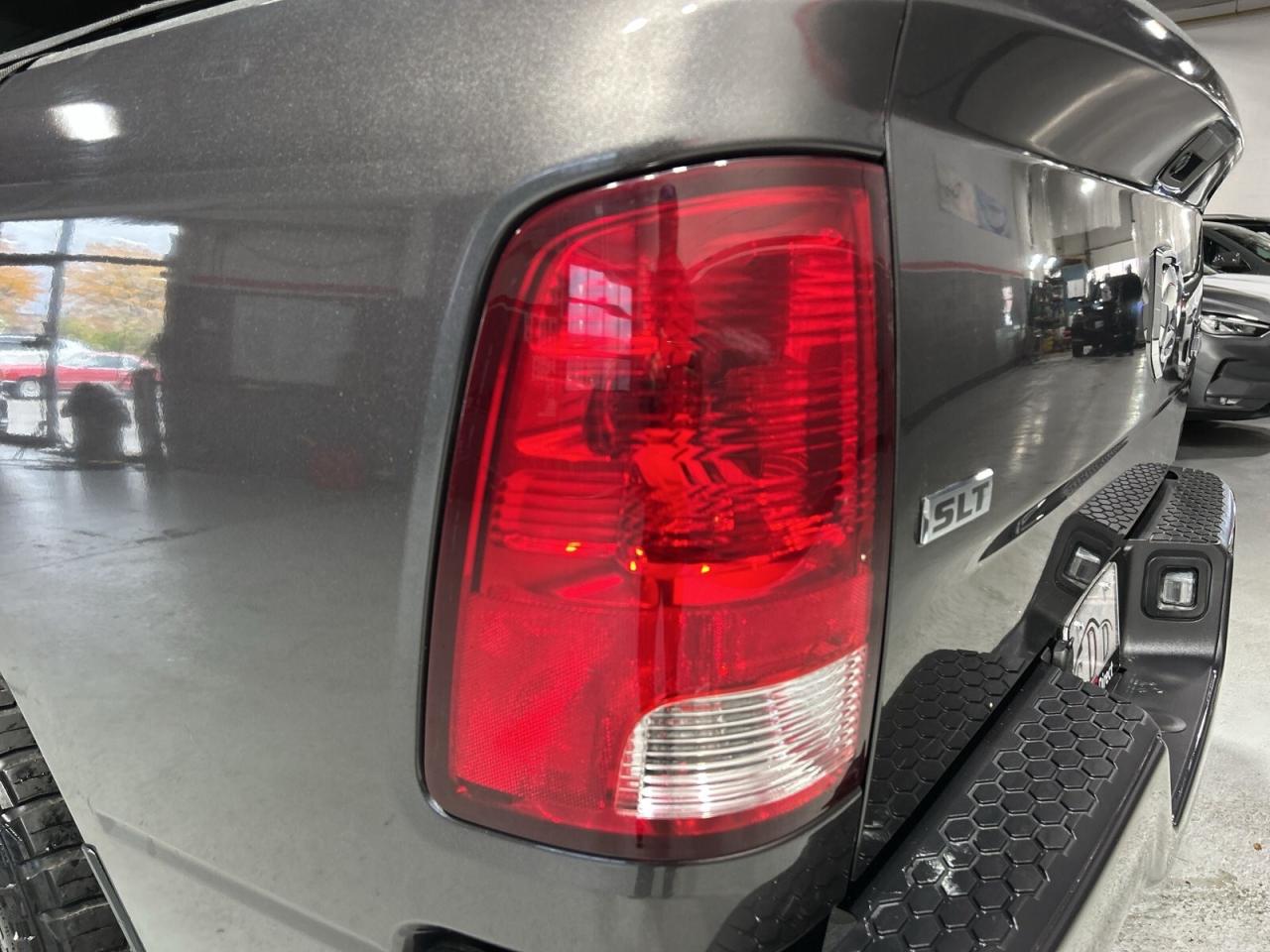 2023 RAM 1500 Classic SLT HEMY.5.7L / Big Screen / Back Up Cam / Bluetoo Photo