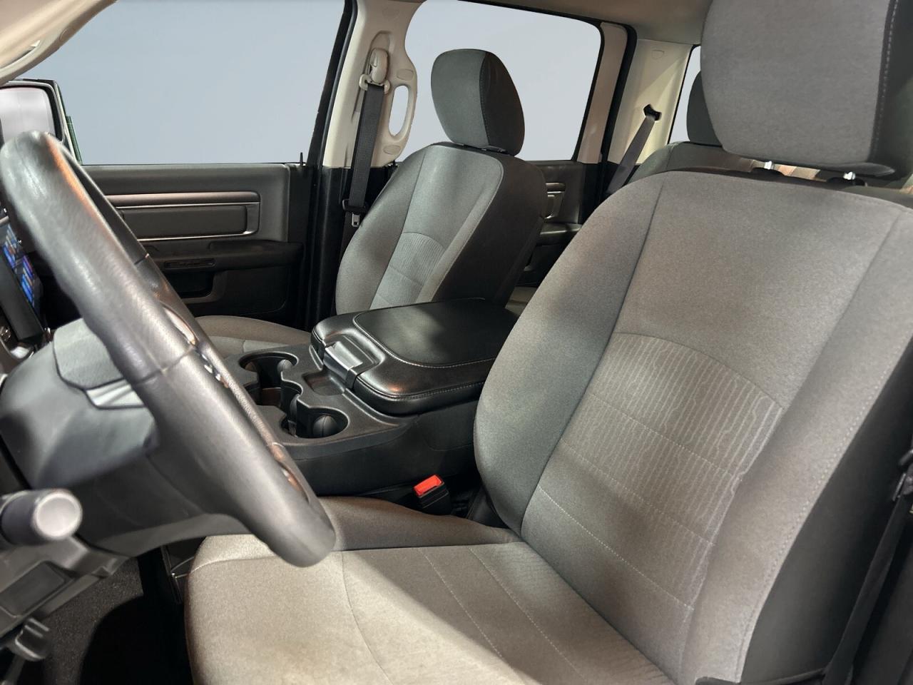 2023 RAM 1500 Classic SLT HEMY.5.7L / Big Screen / Back Up Cam / Bluetoo Photo