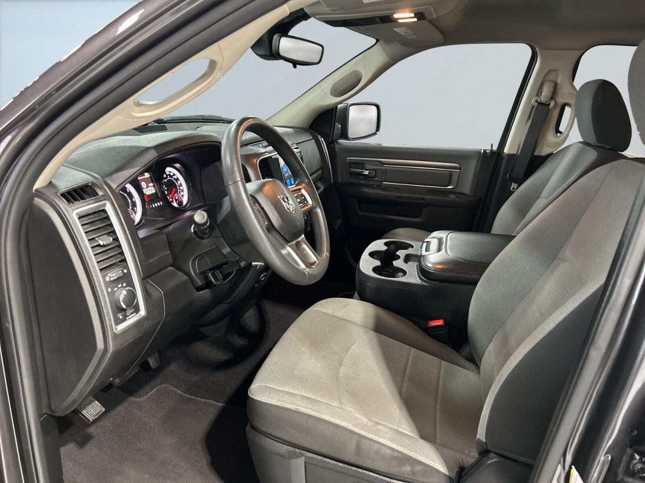 2023 RAM 1500 Classic SLT HEMY.5.7L / Big Screen / Back Up Cam / Bluetoo Photo