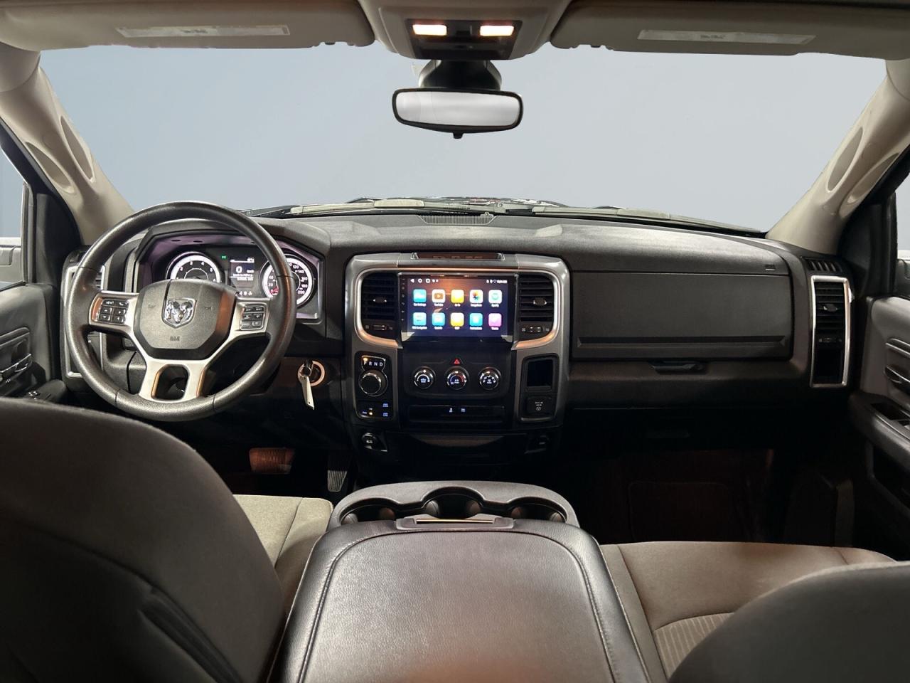 2023 RAM 1500 Classic SLT HEMY.5.7L / Big Screen / Back Up Cam / Bluetoo Photo