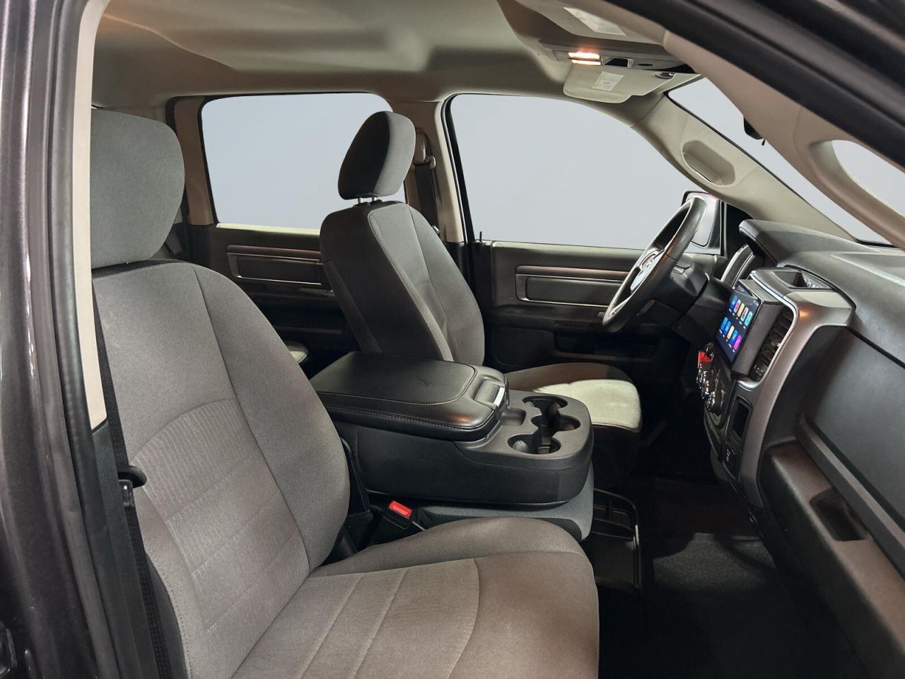 2023 RAM 1500 Classic SLT HEMY.5.7L / Big Screen / Back Up Cam / Bluetoo Photo