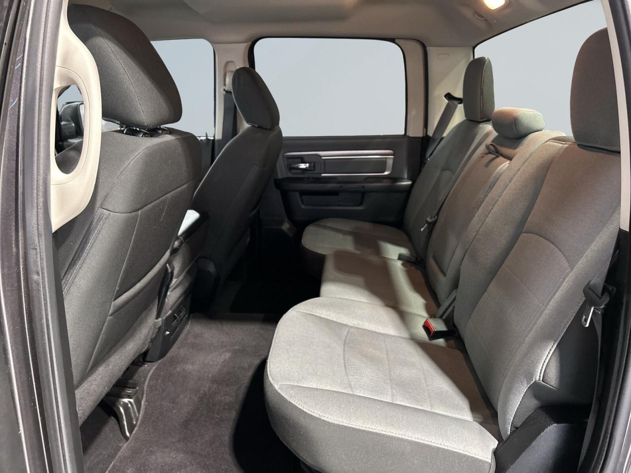 2023 RAM 1500 Classic SLT HEMY.5.7L / Big Screen / Back Up Cam / Bluetoo Photo