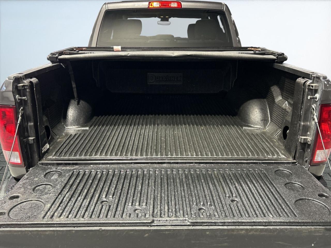 2023 RAM 1500 Classic SLT HEMY.5.7L / Big Screen / Back Up Cam / Bluetoo Photo