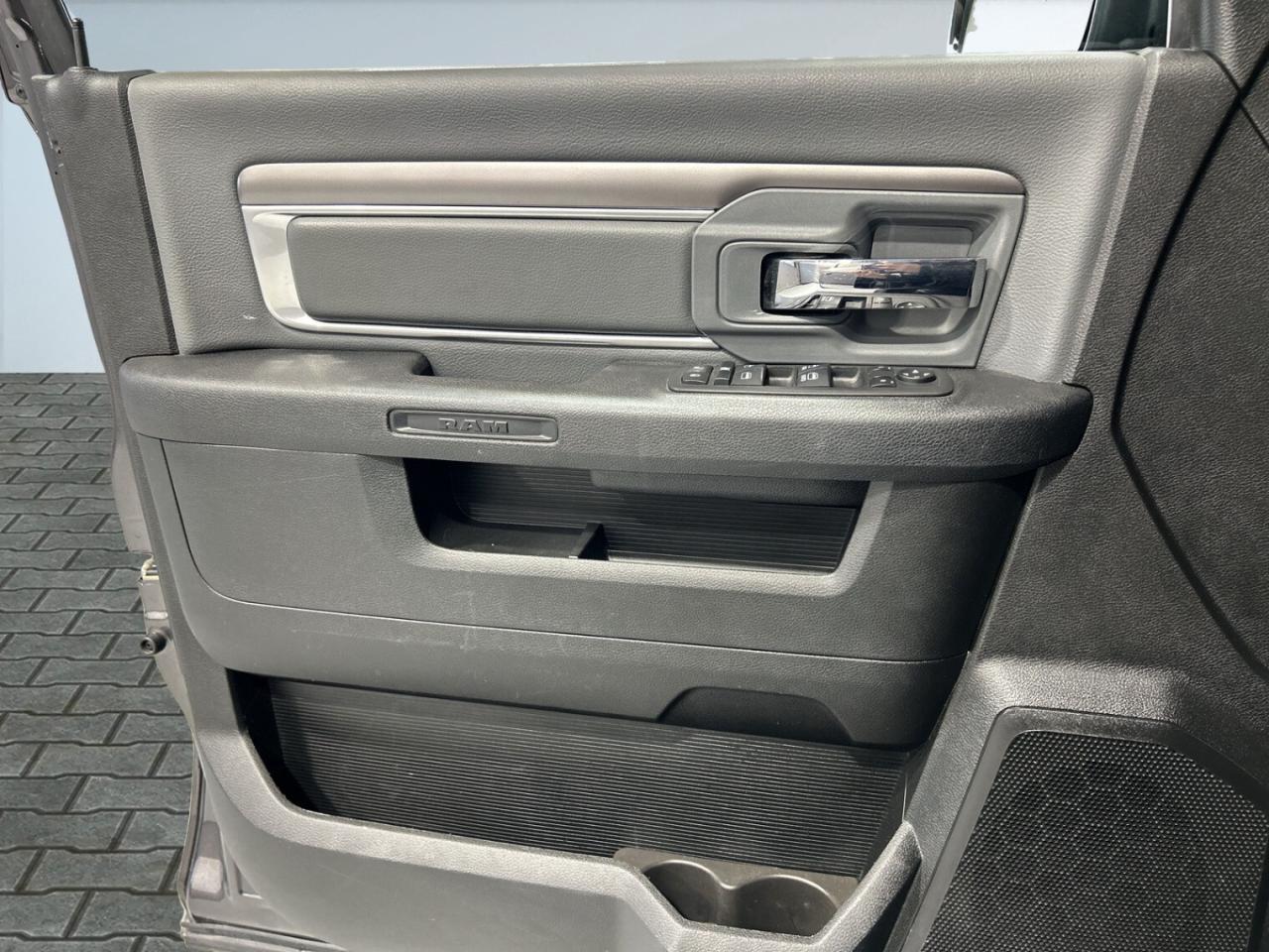 2023 RAM 1500 Classic SLT HEMY.5.7L / Big Screen / Back Up Cam / Bluetoo Photo