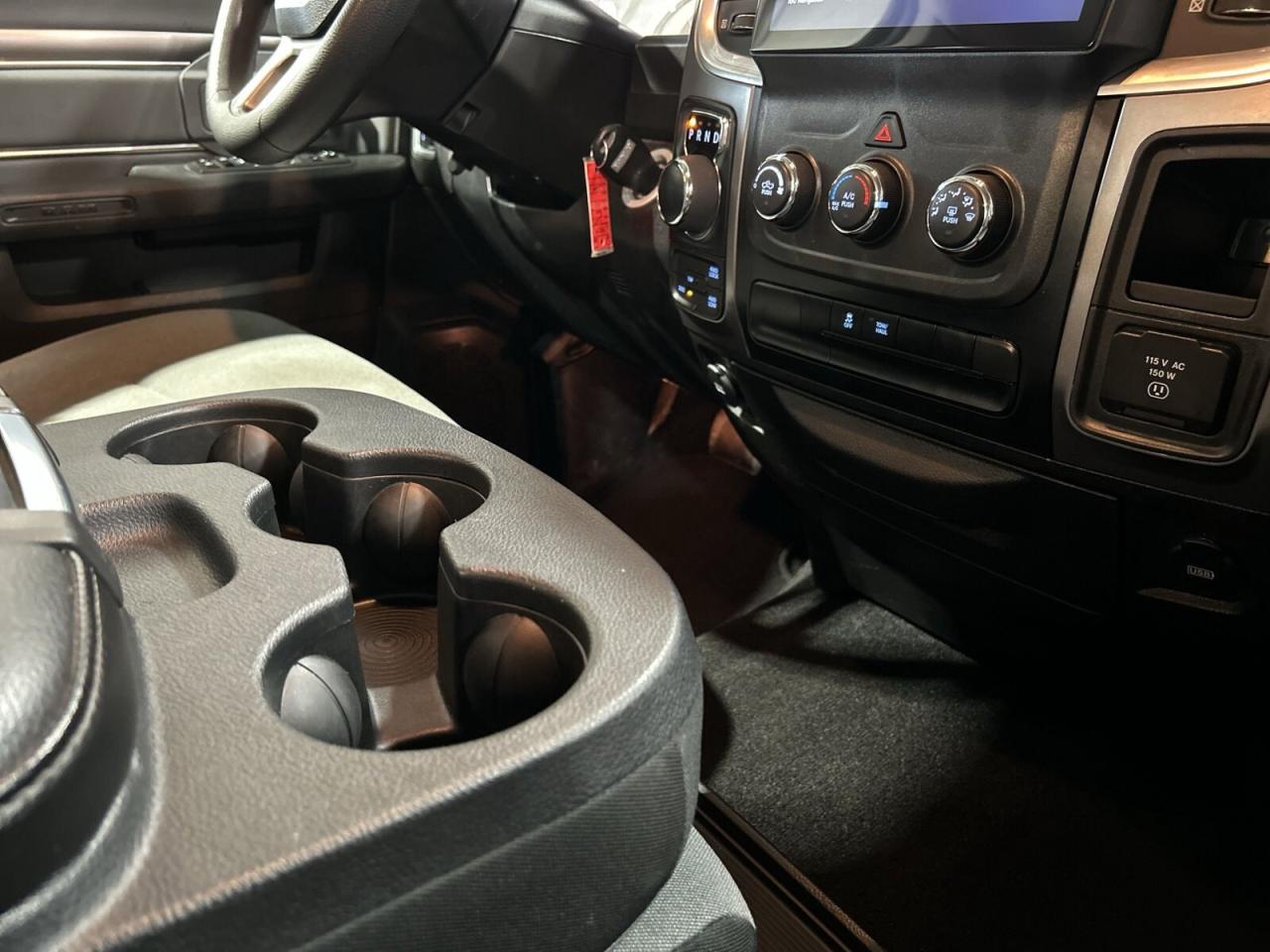 2023 RAM 1500 Classic SLT HEMY.5.7L / Big Screen / Back Up Cam / Bluetoo Photo