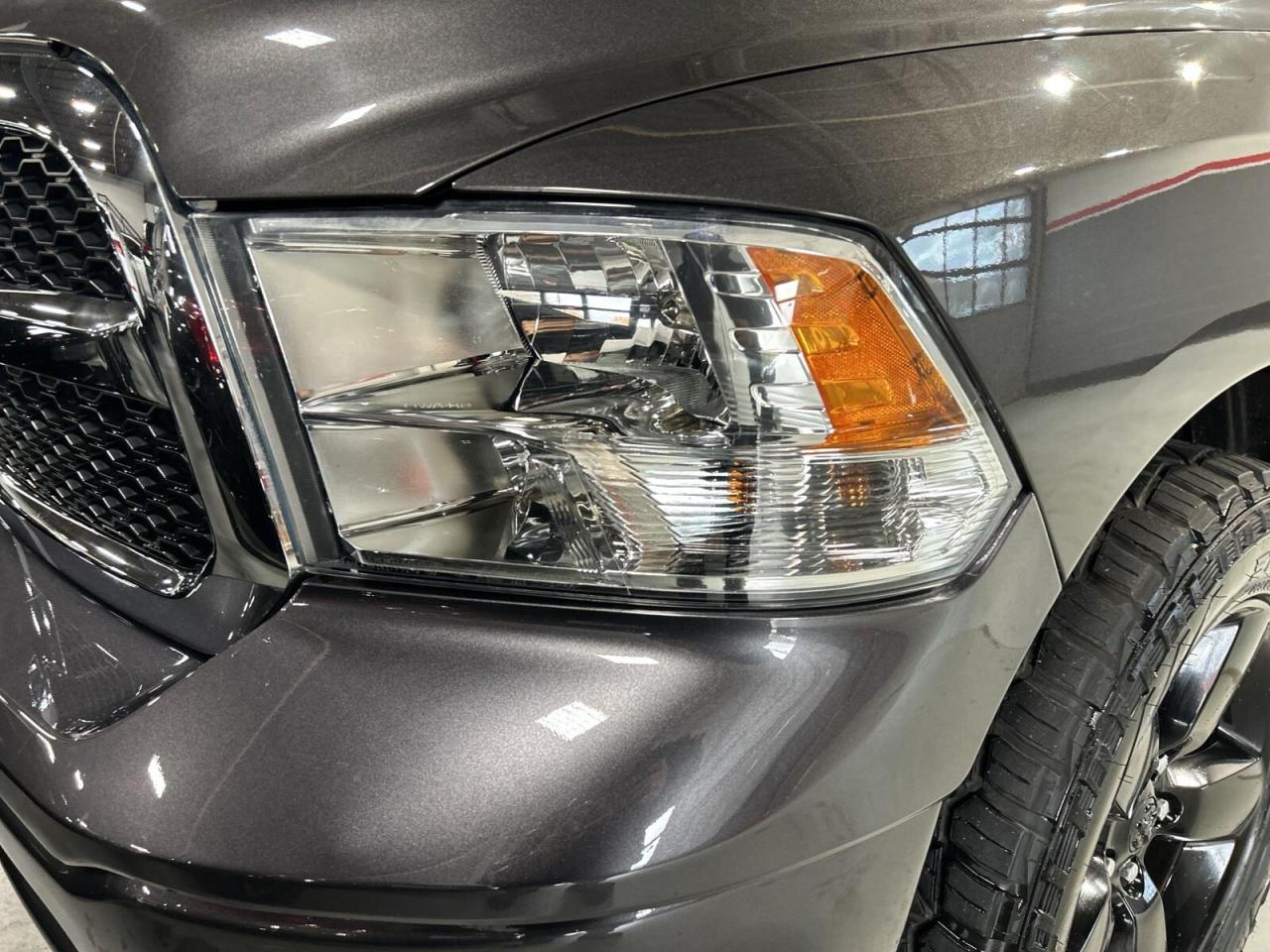 2023 RAM 1500 Classic SLT HEMY.5.7L / Big Screen / Back Up Cam / Bluetoo Photo