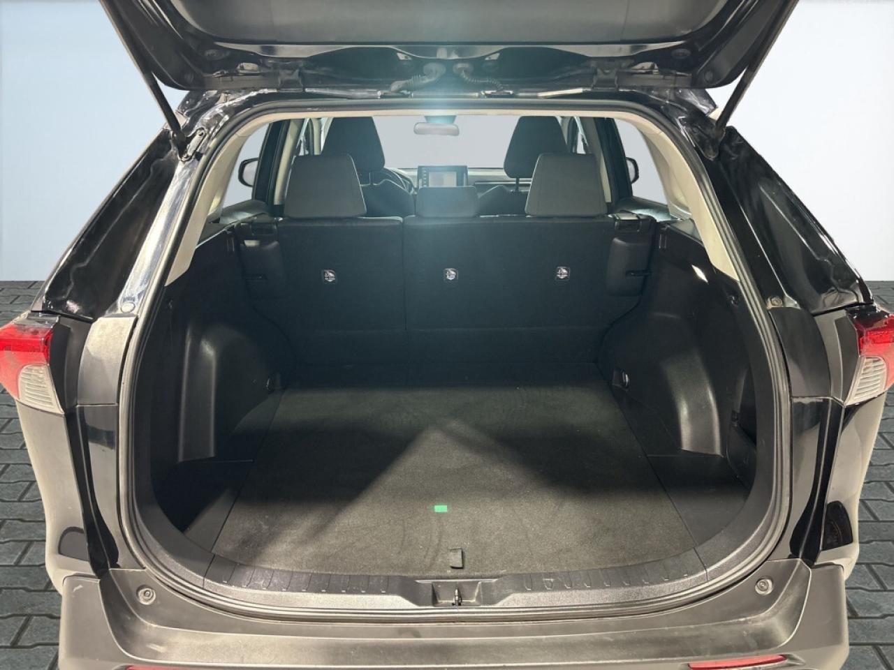 2022 Toyota RAV4 LE / Heated Seats / Lane Assist / Bluetooth / Back Photo