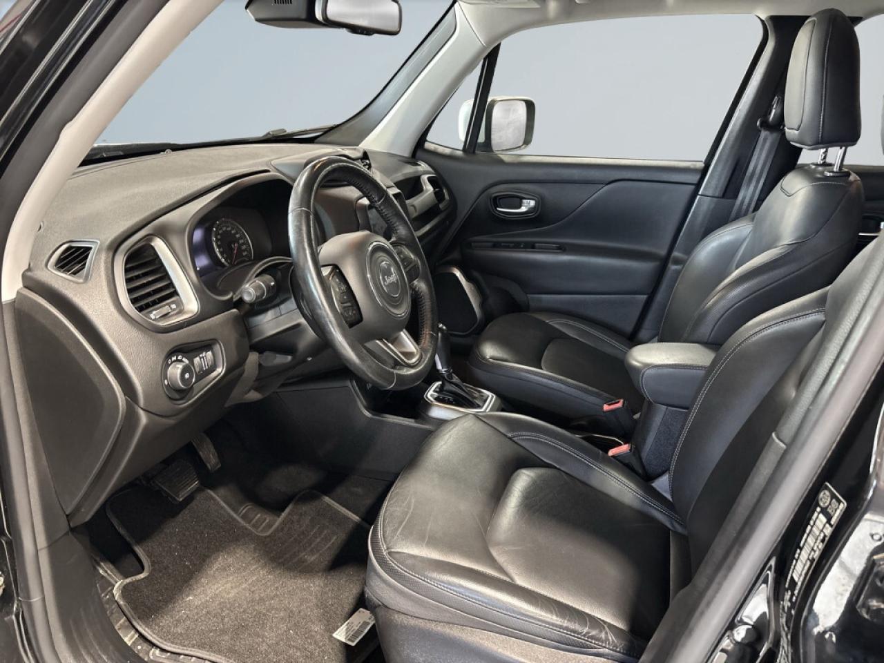 2018 Jeep Renegade Limited / AWD / Leather / Pan Sunroof / NAVI / Hea Photo