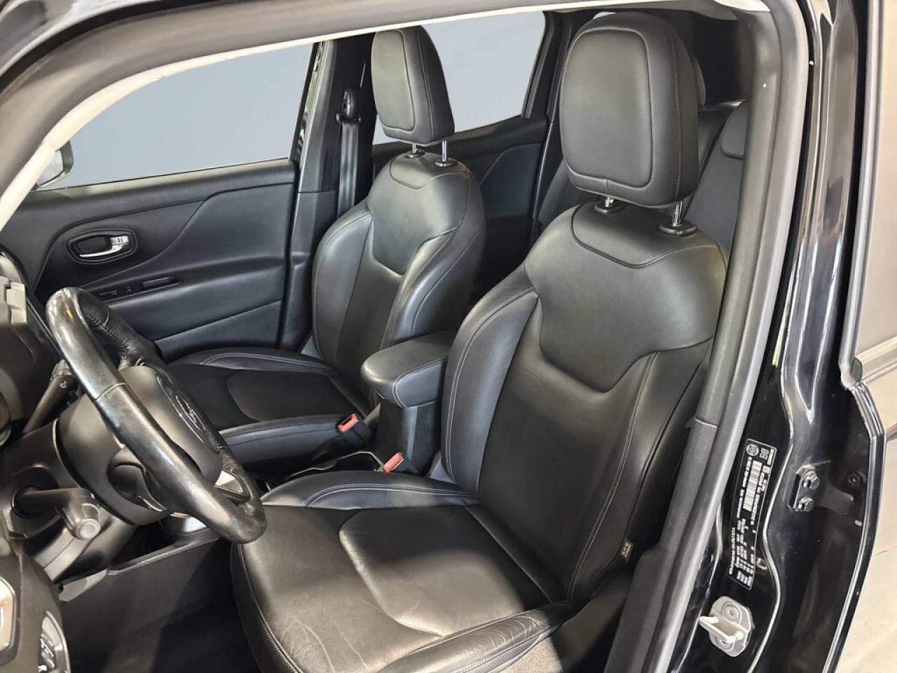 2018 Jeep Renegade Limited / AWD / Leather / Pan Sunroof / NAVI / Hea Photo