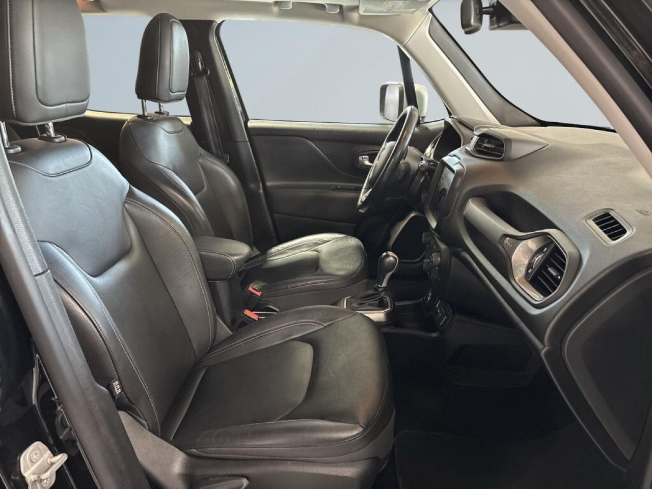 2018 Jeep Renegade Limited / AWD / Leather / Pan Sunroof / NAVI / Hea Photo