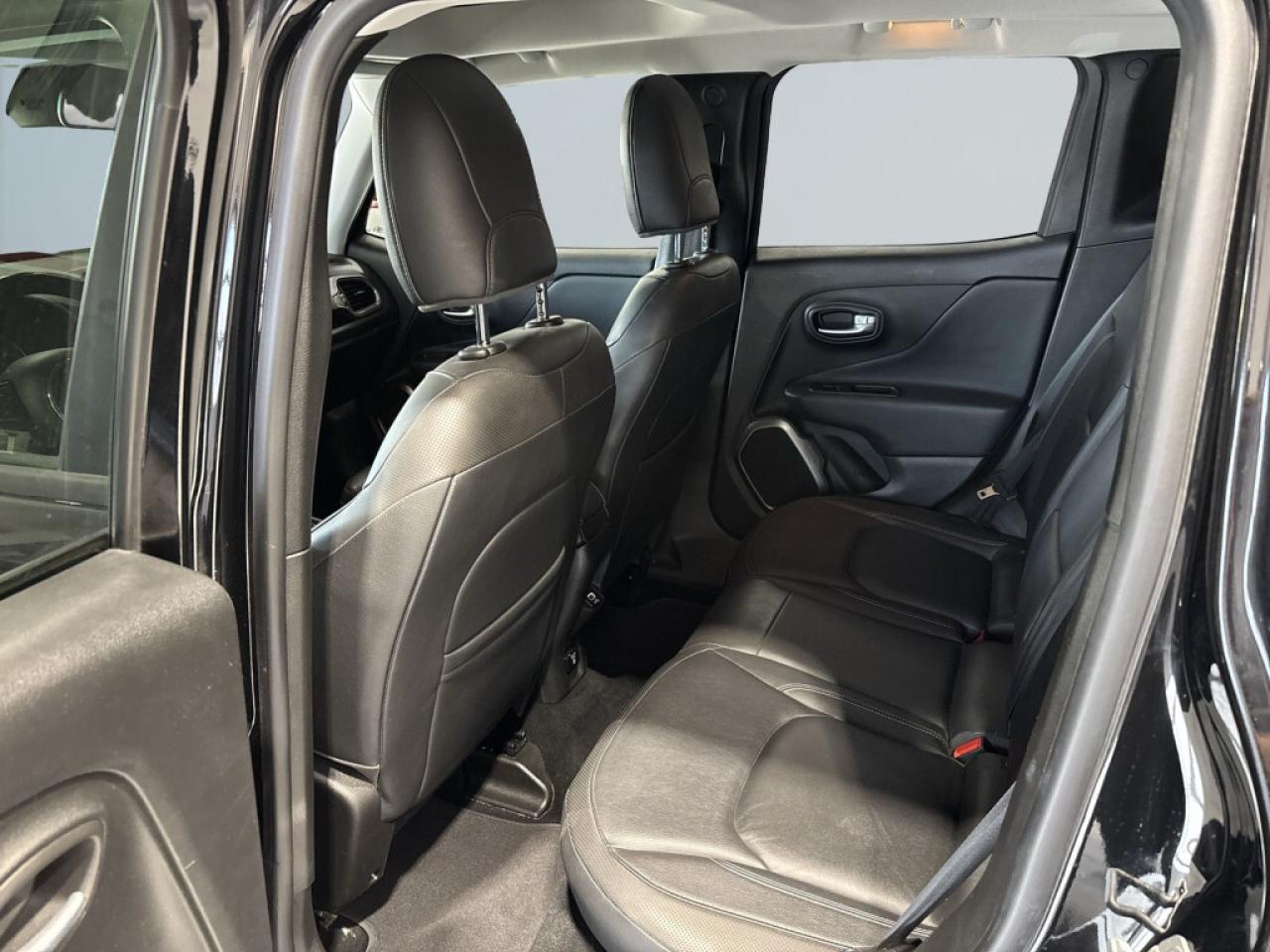 2018 Jeep Renegade Limited / AWD / Leather / Pan Sunroof / NAVI / Hea Photo
