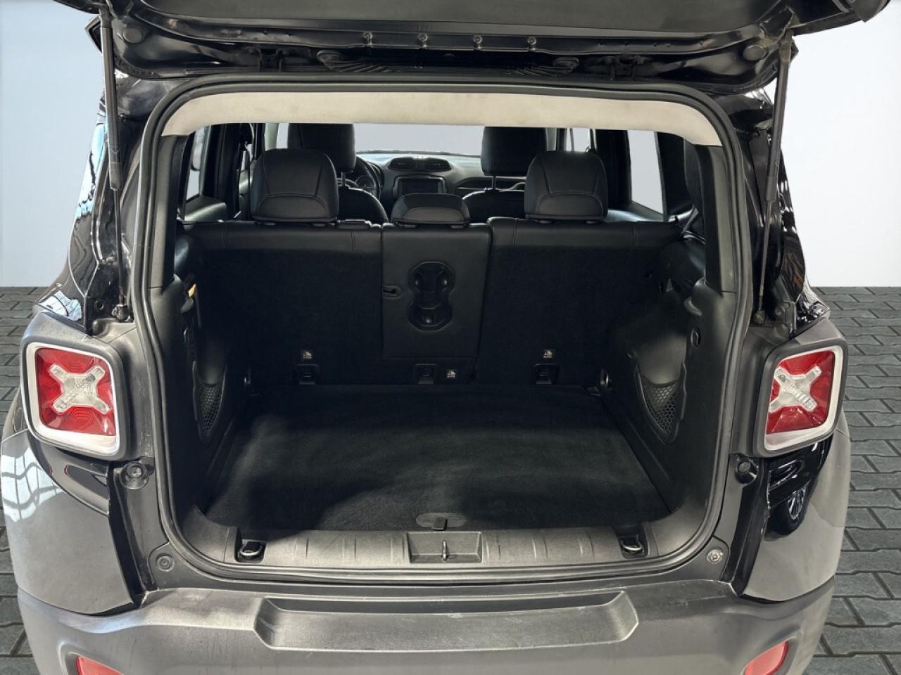 2018 Jeep Renegade Limited / AWD / Leather / Pan Sunroof / NAVI / Hea Photo