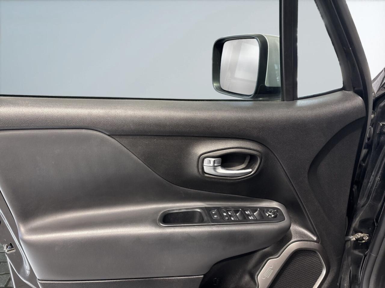 2018 Jeep Renegade Limited / AWD / Leather / Pan Sunroof / NAVI / Hea Photo