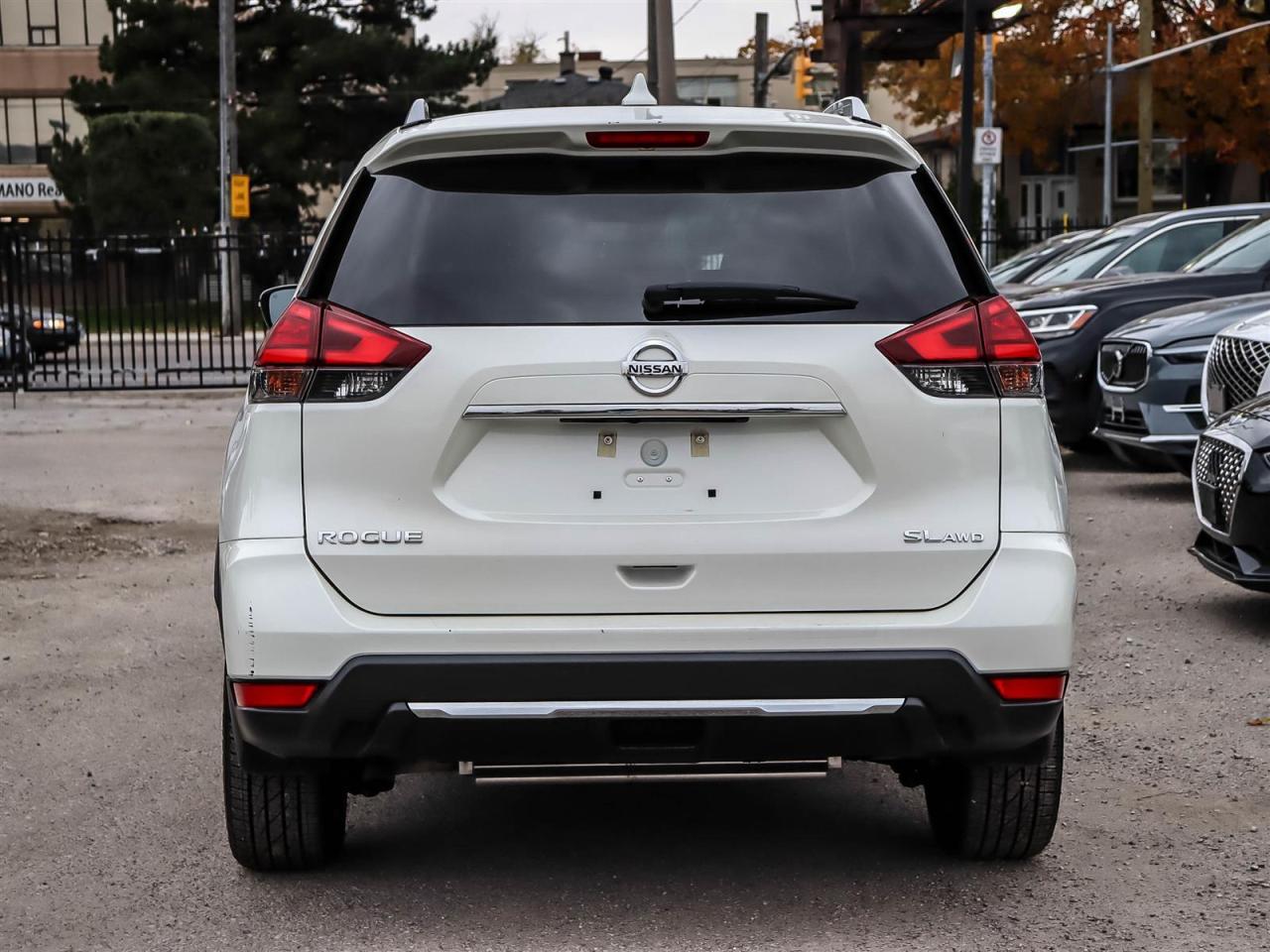 2017 Nissan Rogue SL Platinum Photo2