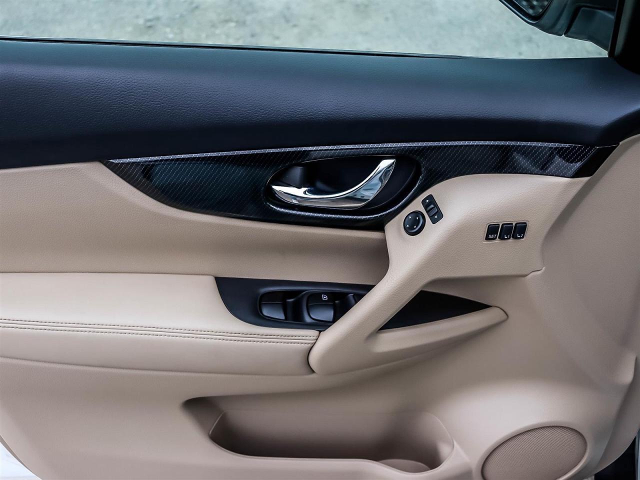 2017 Nissan Rogue SL Platinum Photo