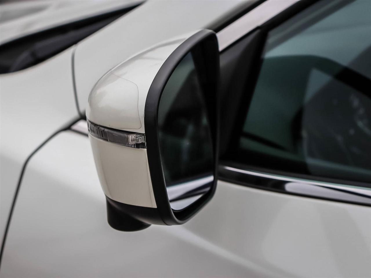 2017 Nissan Rogue SL Platinum Photo