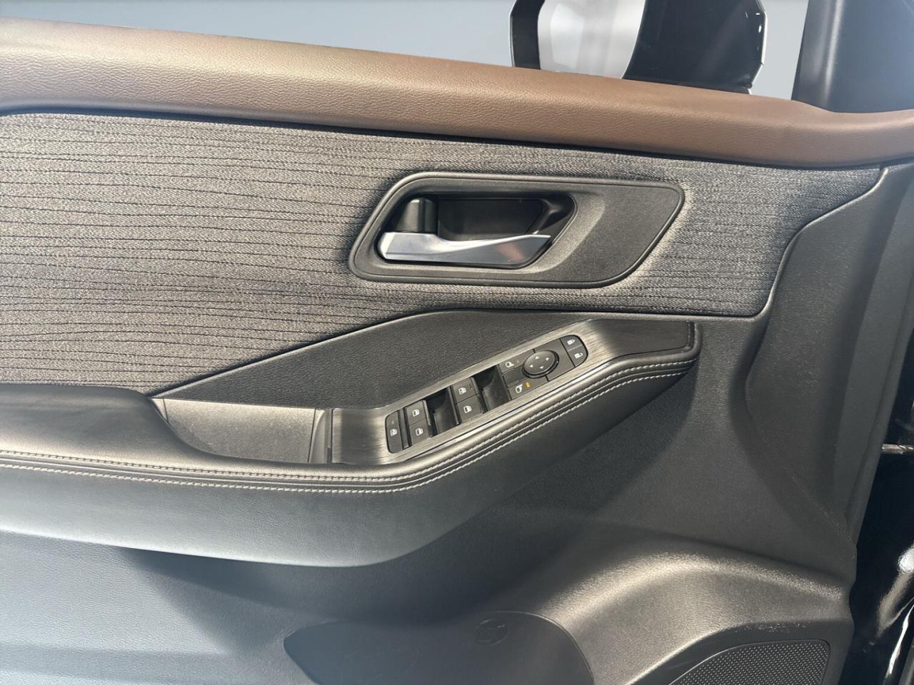 2023 Nissan Rogue AWD SV / Pano sunroof / Heated Seats / Drive assis Photo