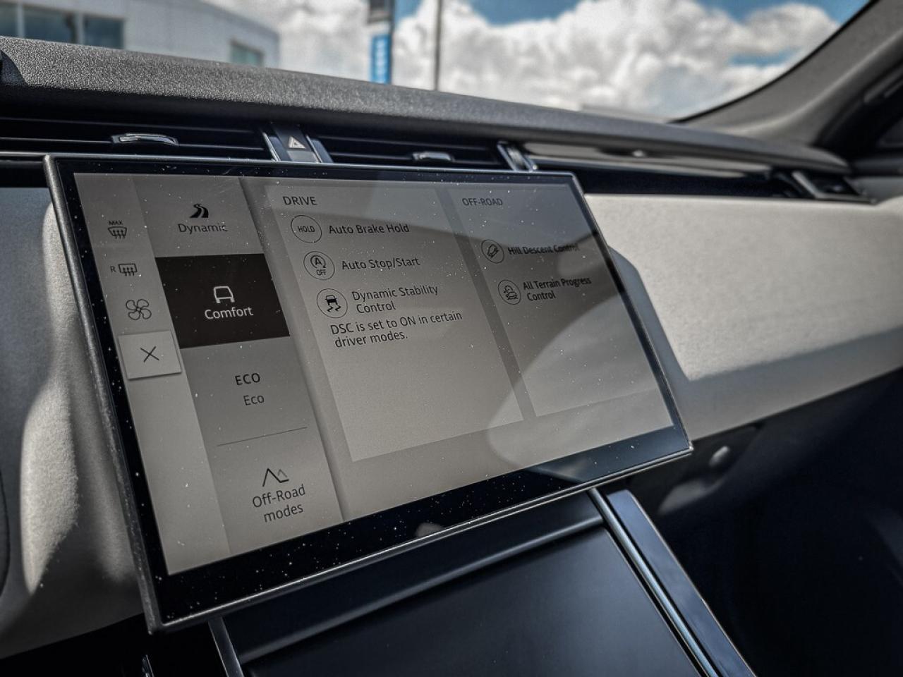 2024 Land Rover Range Rover Velar P250 Dynamic SE   PANO ROOF   HEATED/VENTED LEATHE Photo