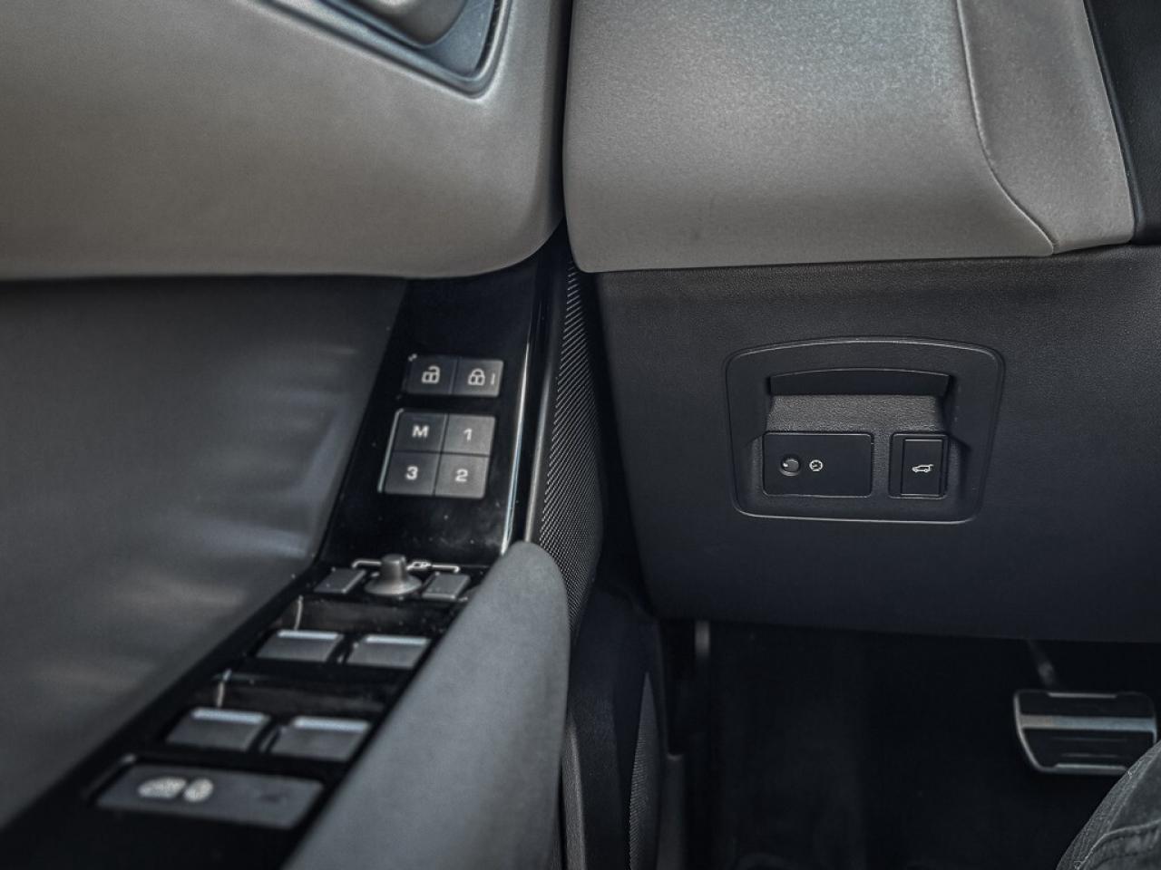 2024 Land Rover Range Rover Velar P250 Dynamic SE   PANO ROOF   HEATED/VENTED LEATHE Photo